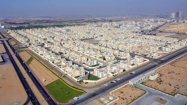 دبي.. الوحدات التجارية تسجل أعلى متوسط إيجار سنوي بـ 1,977 درهماً للمتر في 2025